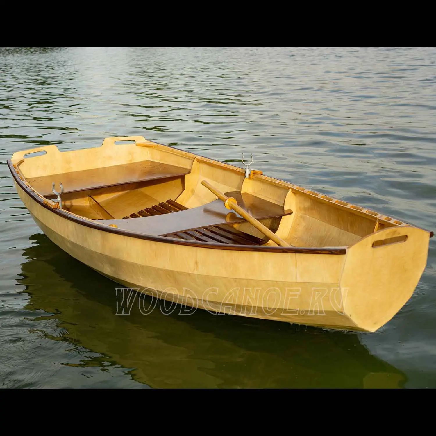 деревянная лодка на воде