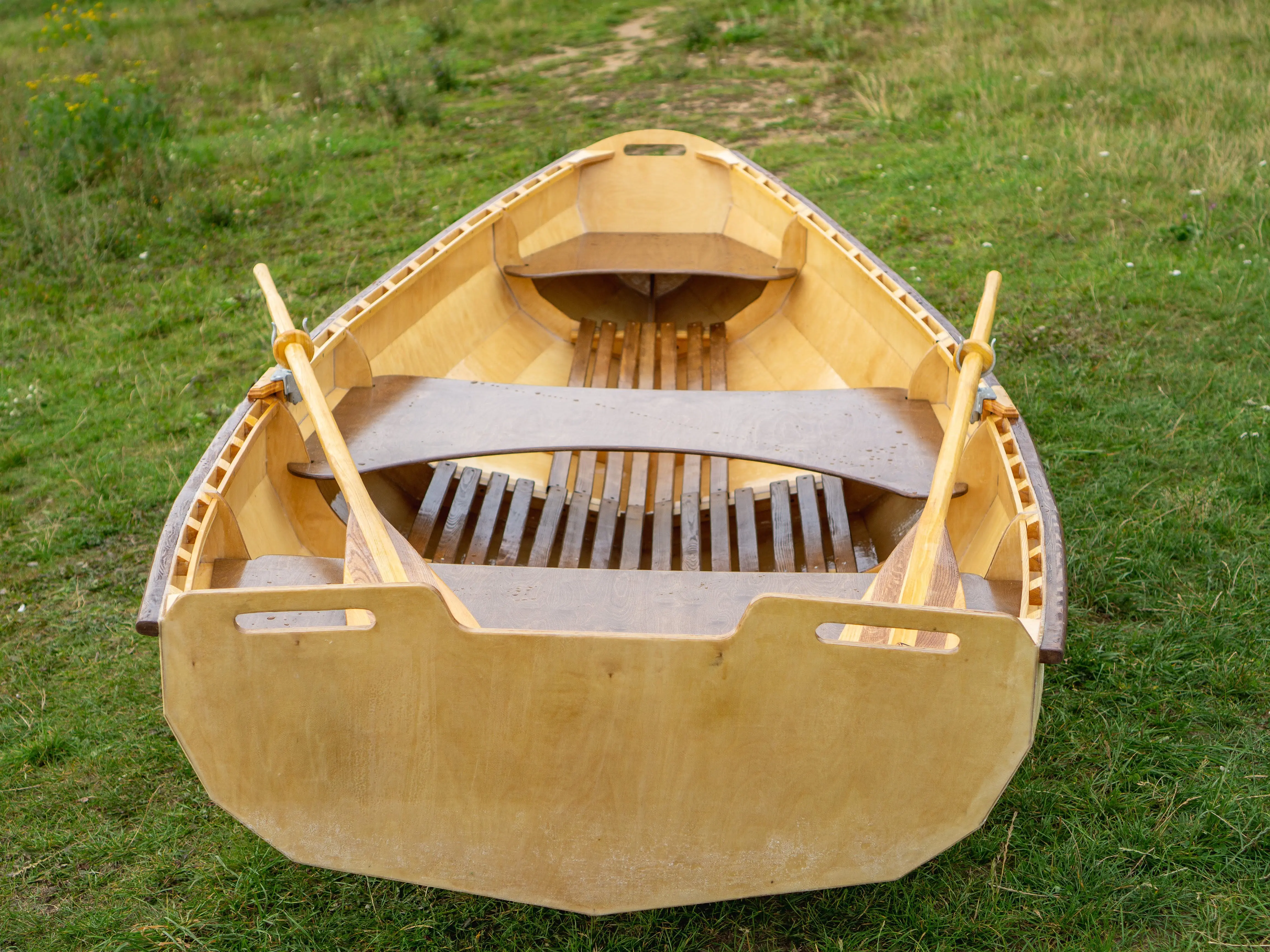 Деревянная лодка для отеля