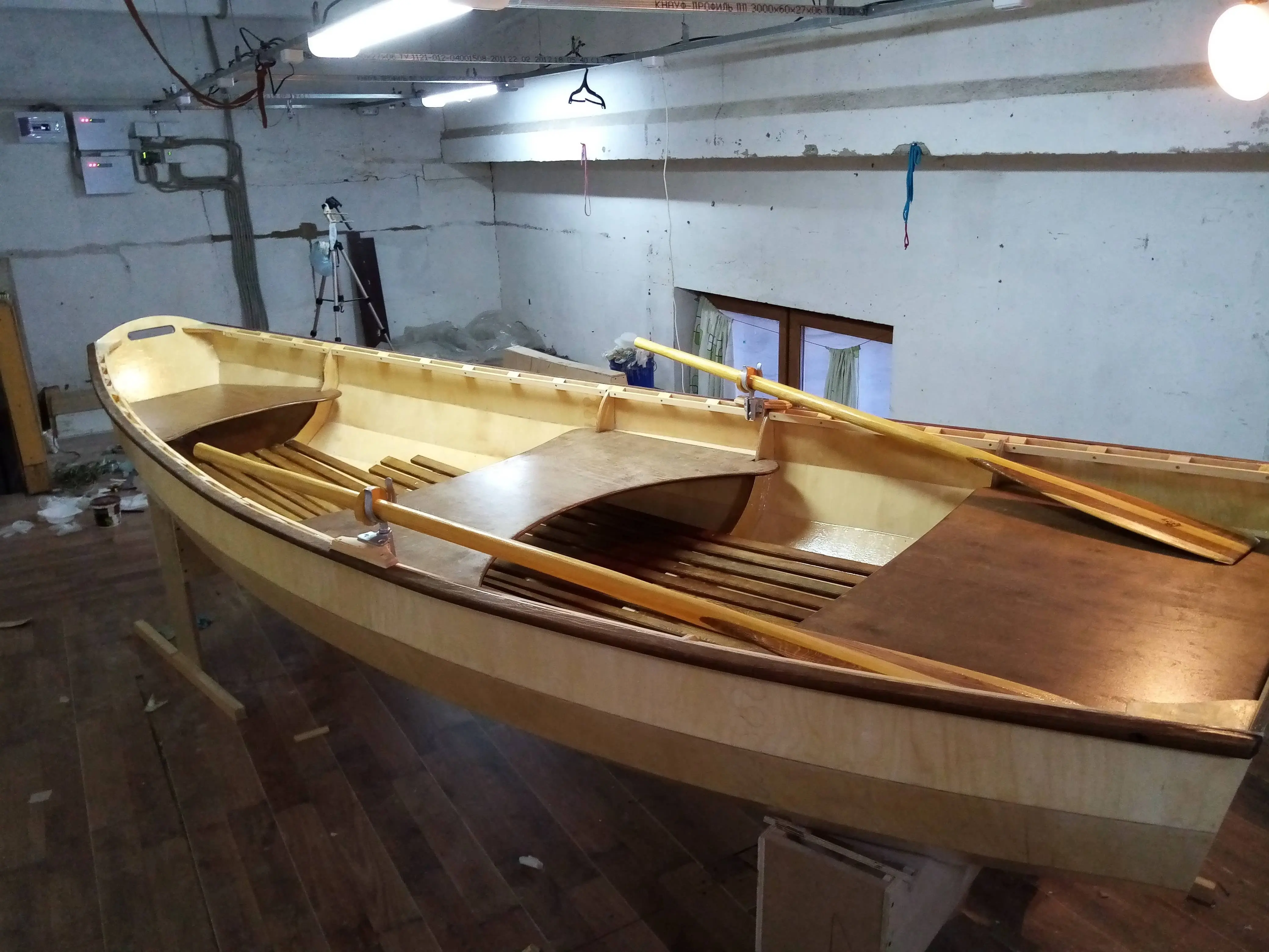 Лодка деревянная для фотосессий