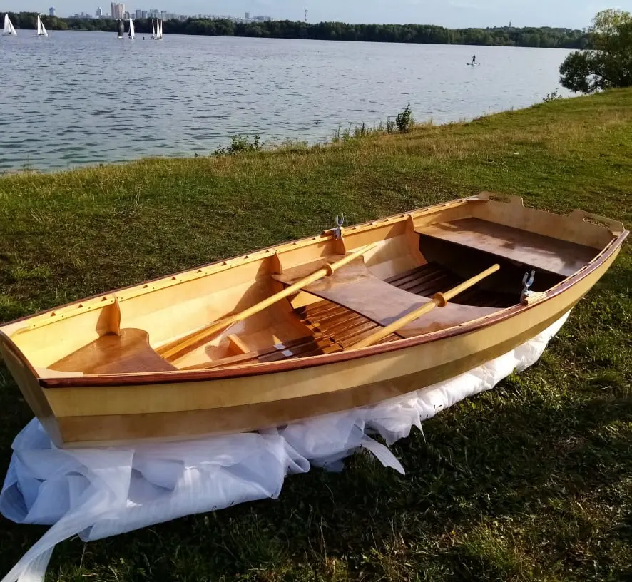 Деревянная лодка для базы отдыха